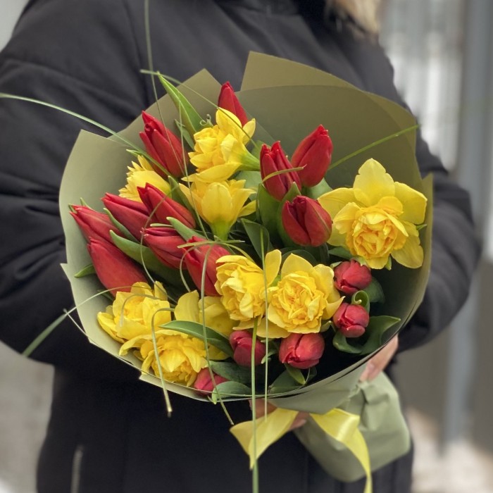 Букет красных тюльпанов и желтых нарциссов