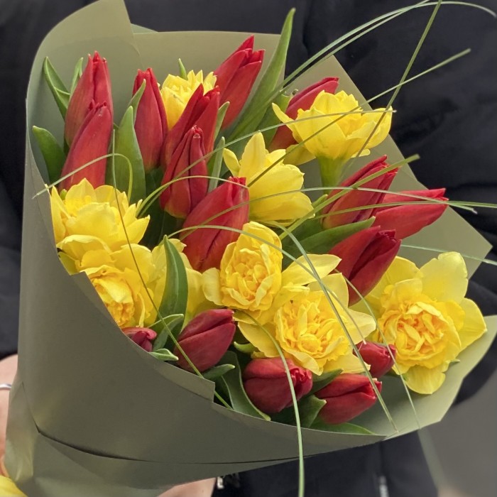 Букет красных тюльпанов и желтых нарциссов