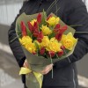 Букет красных тюльпанов и желтых нарциссов