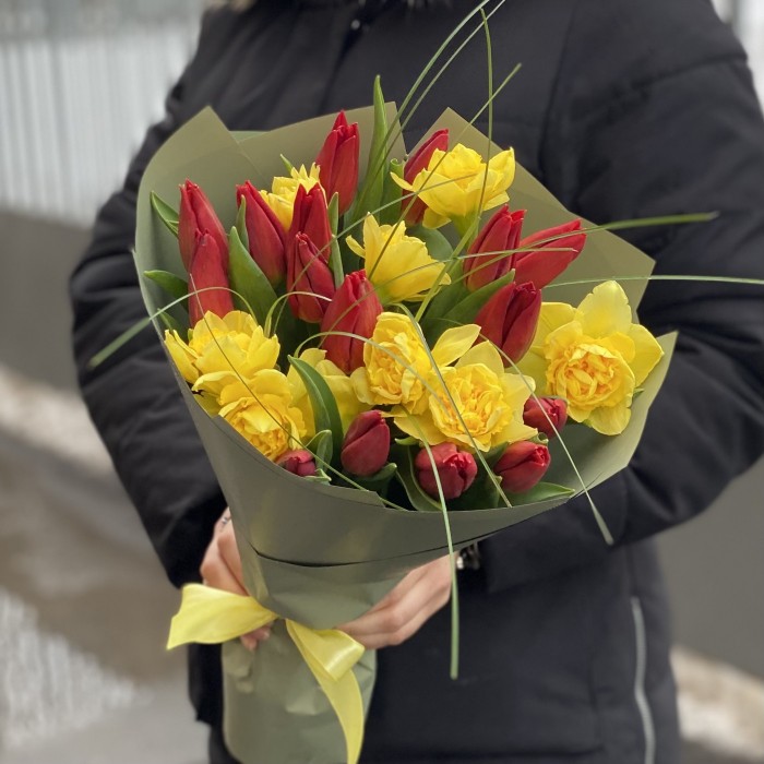 Букет красных тюльпанов и желтых нарциссов