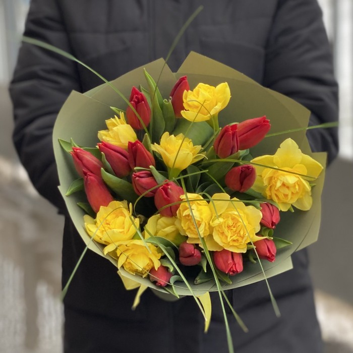 Букет красных тюльпанов и желтых нарциссов