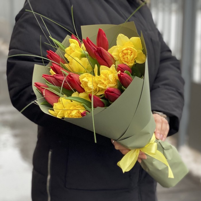Букет красных тюльпанов и желтых нарциссов