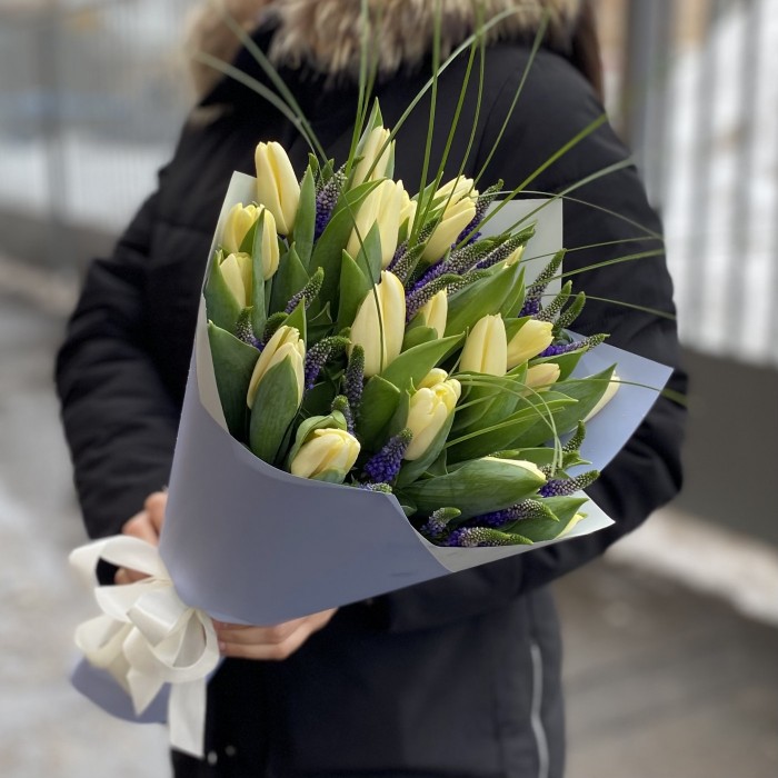Букет кремовых тюльпанов с вероникой