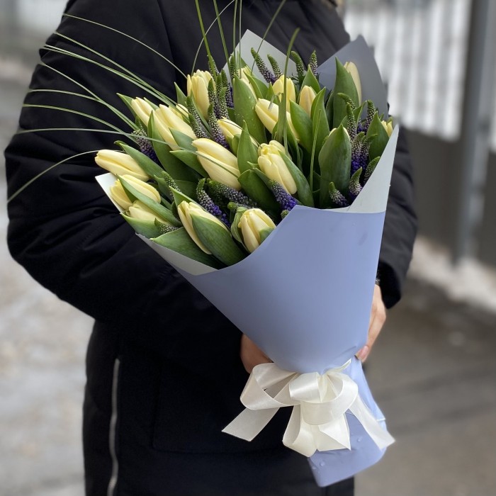 Букет кремовых тюльпанов с вероникой