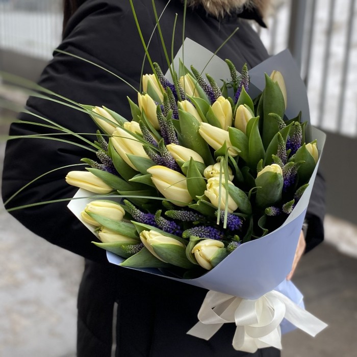 Букет кремовых тюльпанов с вероникой