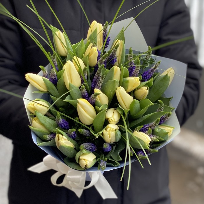 Букет кремовых тюльпанов с вероникой