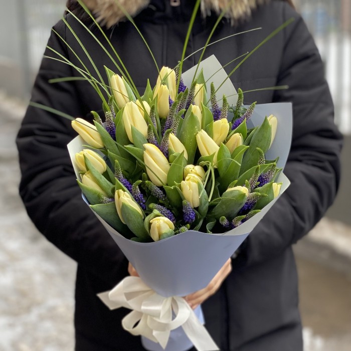 Букет кремовых тюльпанов с вероникой