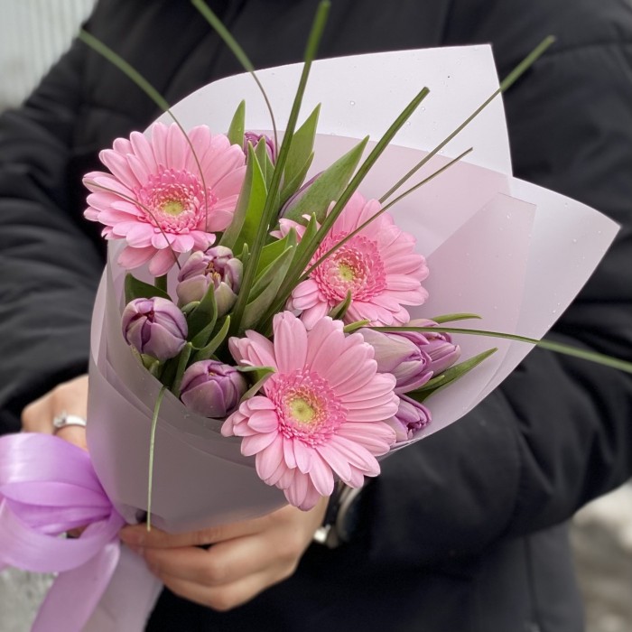 Корпоративный букет сиреневых тюльпанов и гербер