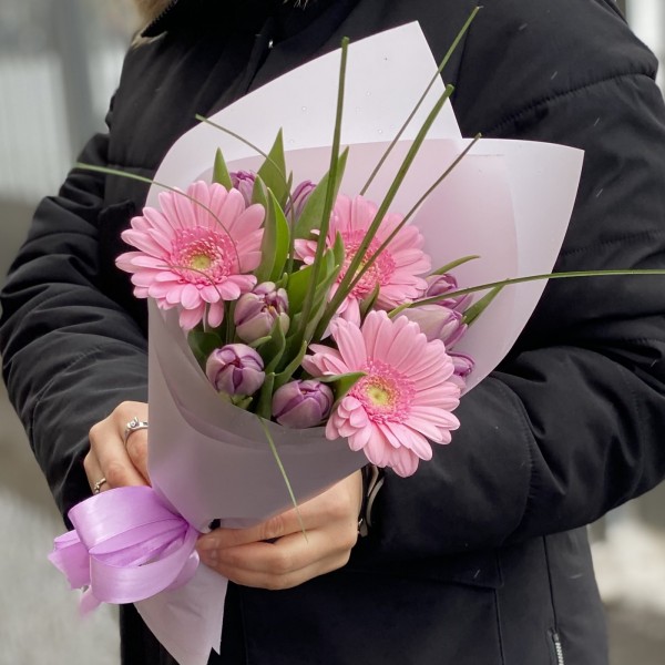 Корпоративный букет сиреневых тюльпанов и гербер