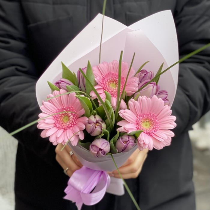 Корпоративный букет сиреневых тюльпанов и гербер