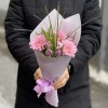 Корпоративный букет сиреневых тюльпанов и гербер