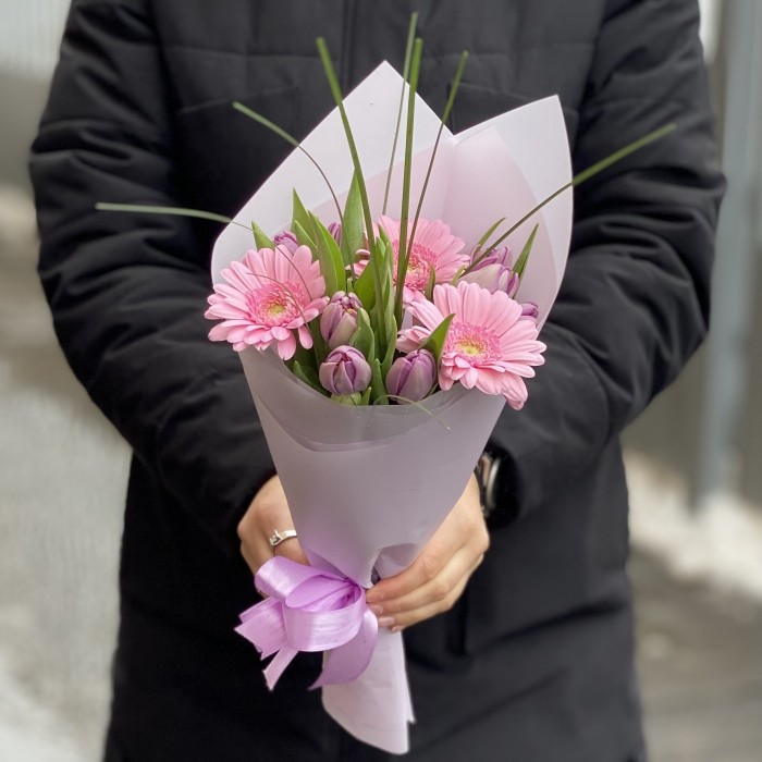 Корпоративный букет сиреневых тюльпанов и гербер