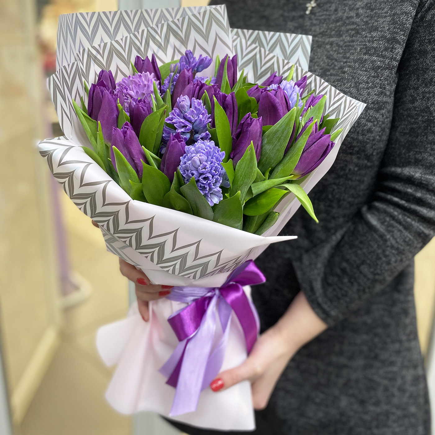 Эксклюзивный букет с сиреневыми цветами с доставкой на Женский День Восьмого Марта
