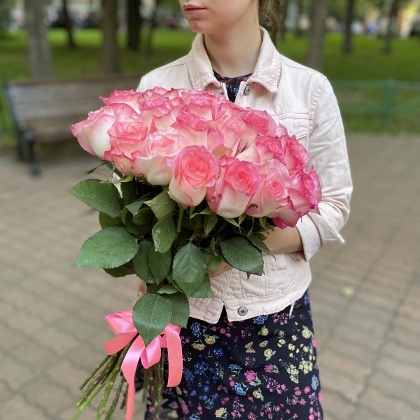 Светло-розовые розы