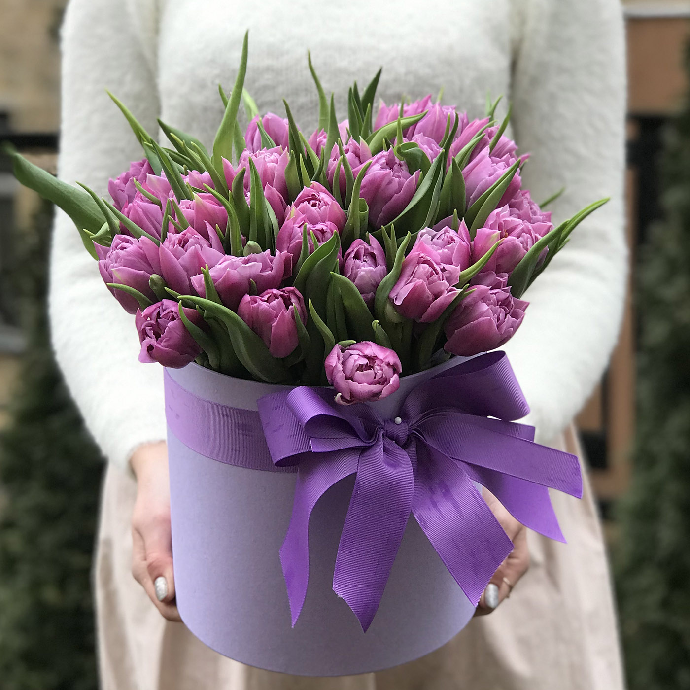 Эксклюзивный букет с сиреневыми тюльпанами заказать с доставкой на Женский День Восьмого Марта