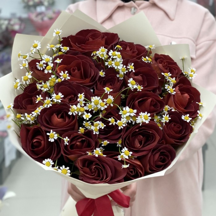 Шоколадные розы с танацетумом