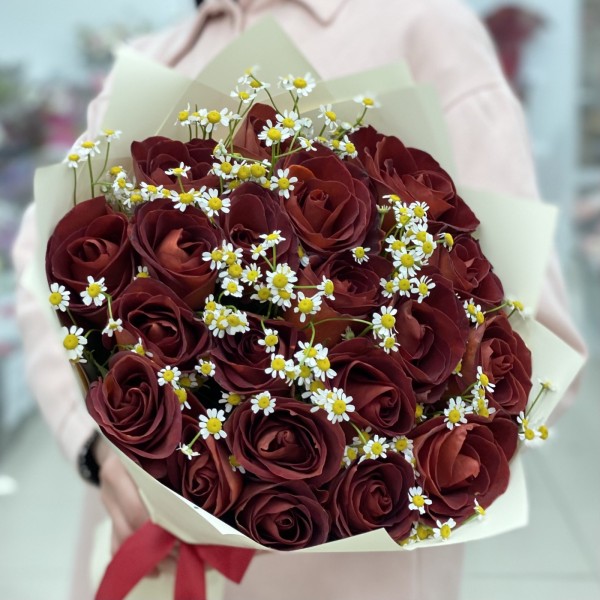 Шоколадные розы с танацетумом