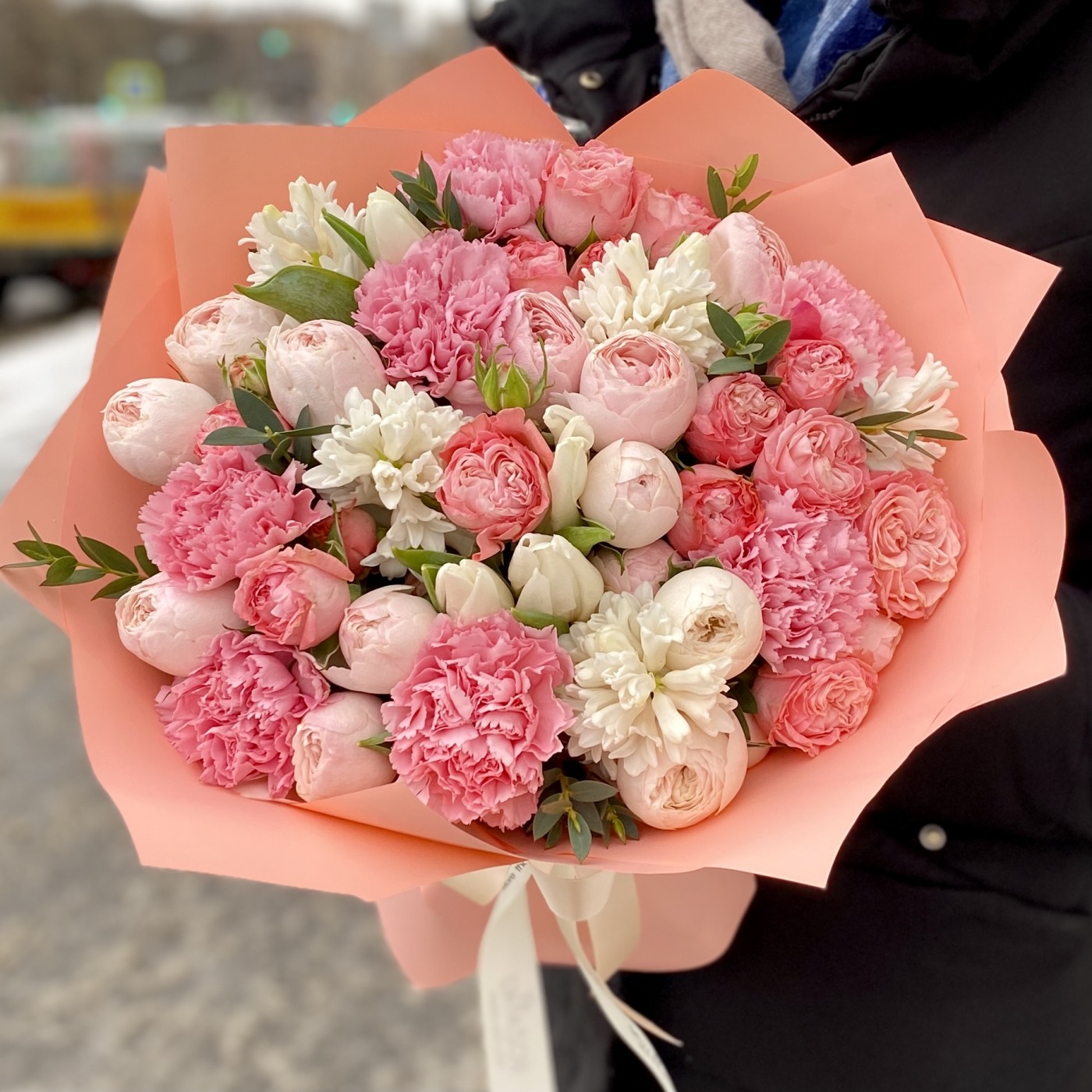 Розовые гиацинты в шикарном букете недорого с доставкой на День Святого Валентина