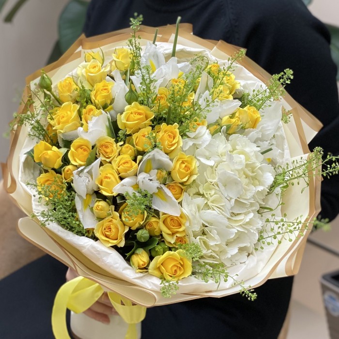 Солнечный букет с белой гортензией и желтыми кустовыми розами