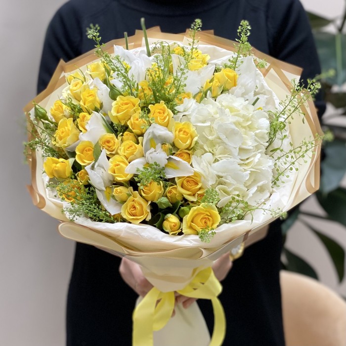 Солнечный букет с белой гортензией и желтыми кустовыми розами