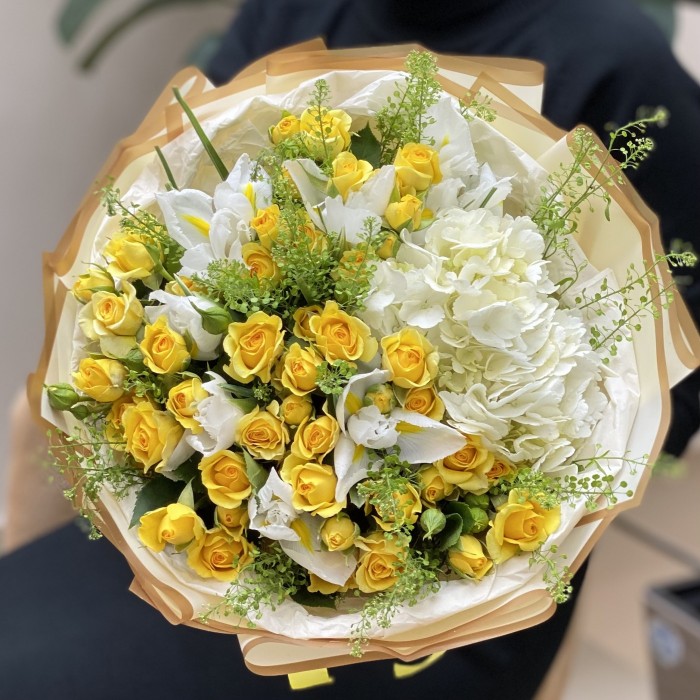 Солнечный букет с белой гортензией и желтыми кустовыми розами