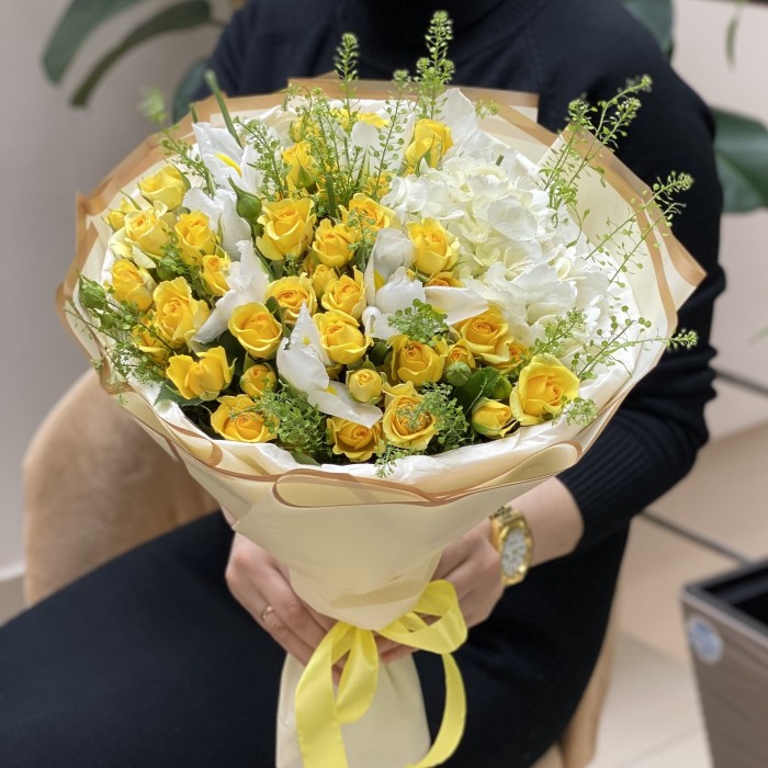 Солнечный букет с белой гортензией и желтыми кустовыми розами