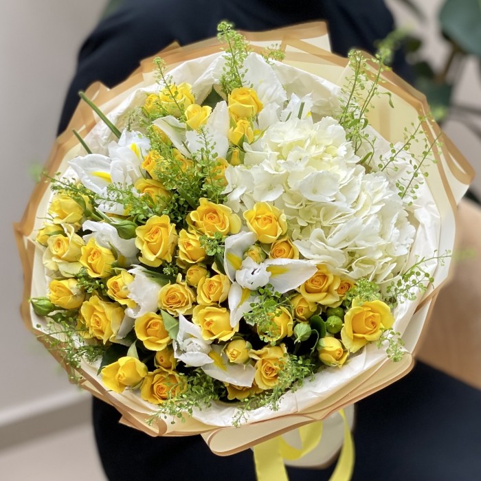 Солнечный букет с белой гортензией и желтыми кустовыми розами