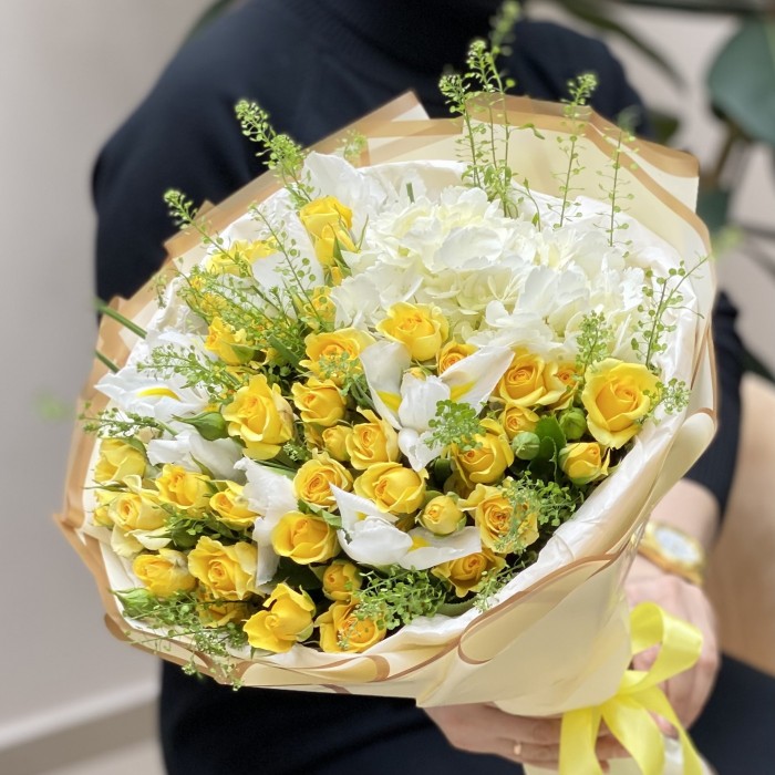 Солнечный букет с белой гортензией и желтыми кустовыми розами
