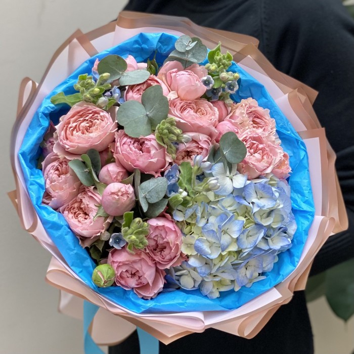 Нежный букет с голубой гортензией и пионовидными розами Джульетта