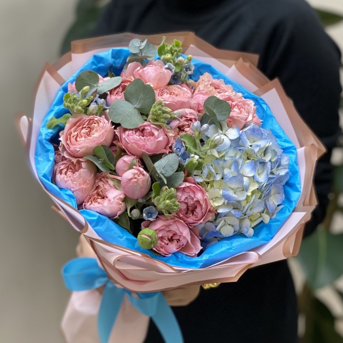 Нежный букет с голубой гортензией и пионовидными розами Джульетта