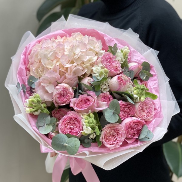 Нежный букет с розовой гортензией и пионовидными розами Пинк Блоссом