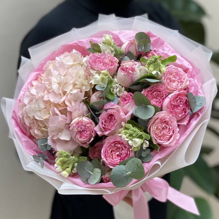 Нежный букет с розовой гортензией и пионовидными розами Пинк Блоссом