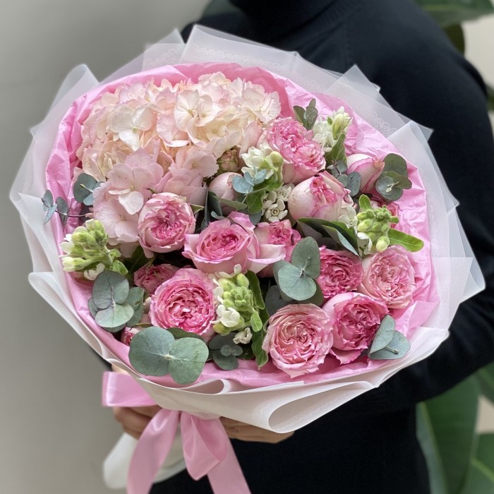 Нежный букет с розовой гортензией и пионовидными розами Пинк Блоссом