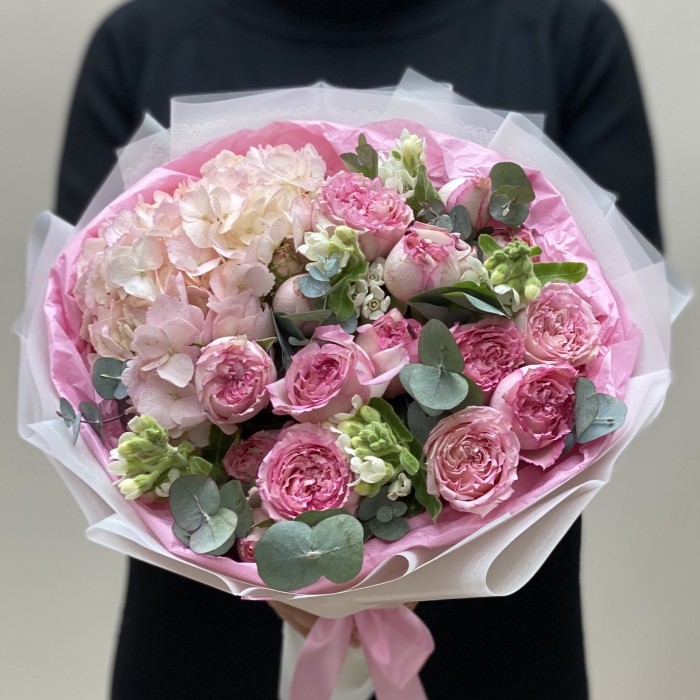Нежный букет с розовой гортензией и пионовидными розами Пинк Блоссом