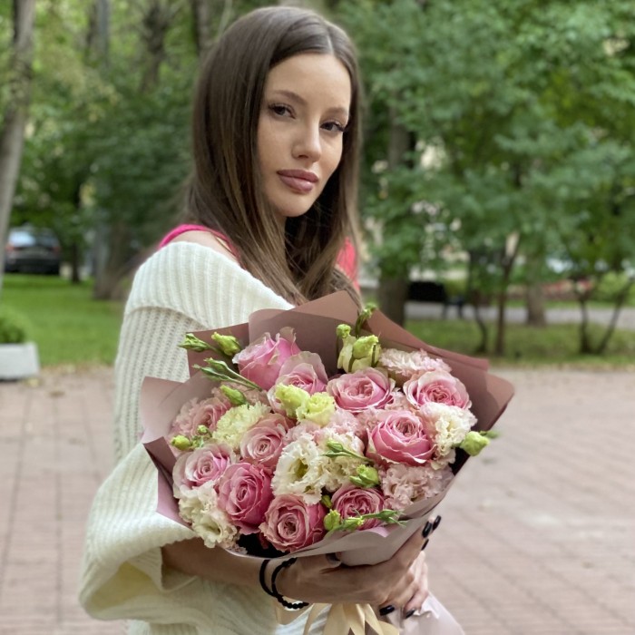 Нежный букет пионовидных роз Белиз и махровых эустом