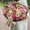 Нежный букет пионовидных роз Белиз и махровых эустом