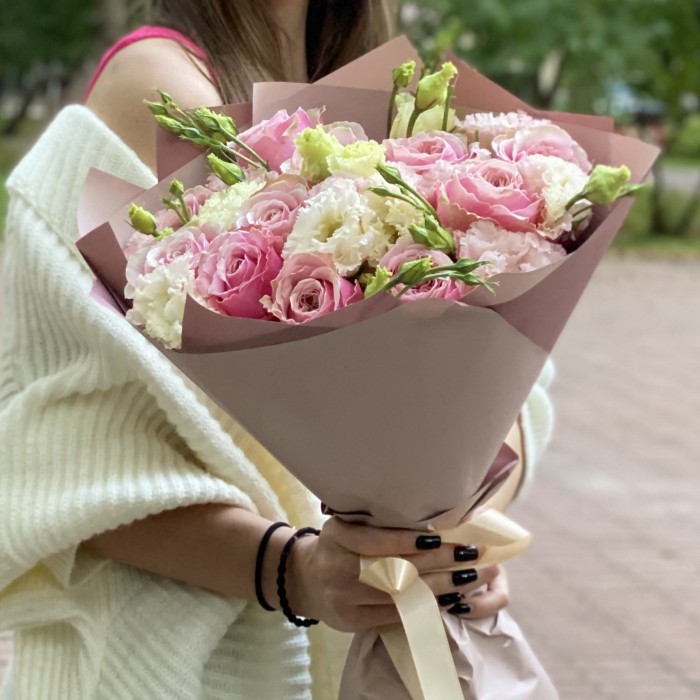 Нежный букет пионовидных роз Белиз и махровых эустом