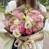 Нежный букет пионовидных роз Белиз и махровых эустом