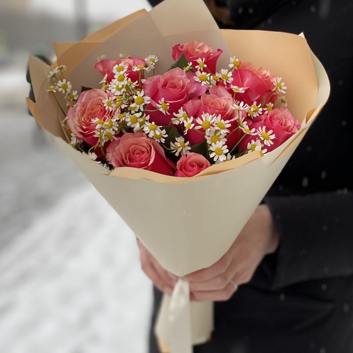 Розы Помпиду с ромашками