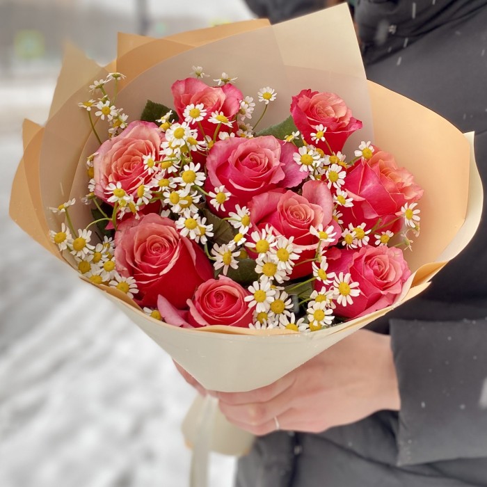 Розы Помпиду с ромашками