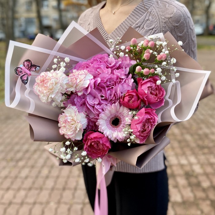 Розовый букет с гортензией и розами