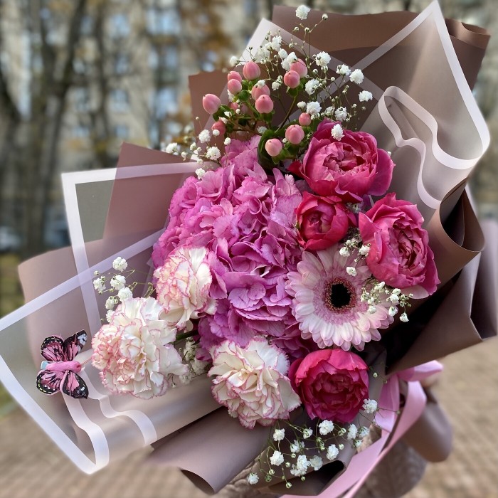 Розовый букет с гортензией и розами