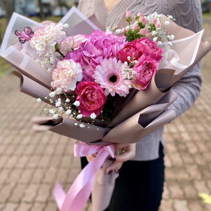 Розовый букет с гортензией и розами