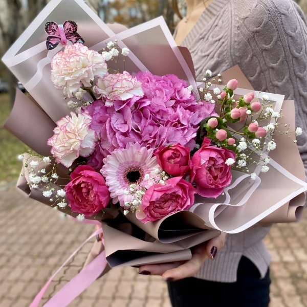 Розовый букет с гортензией и розами