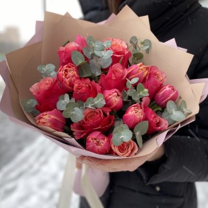 Розы Помпиду с тюльпанами