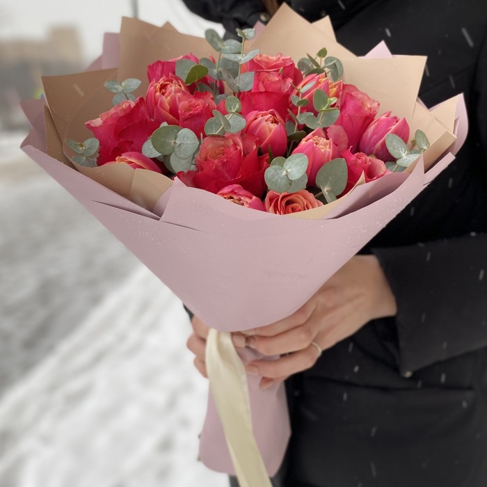Розы Помпиду с тюльпанами