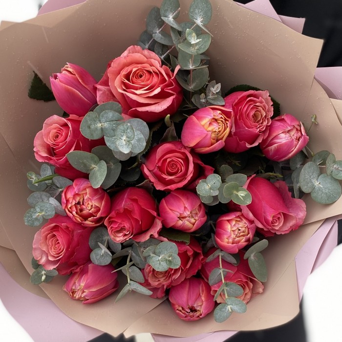 Розы Помпиду с тюльпанами