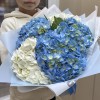 Букет из голубой и белой гортензии