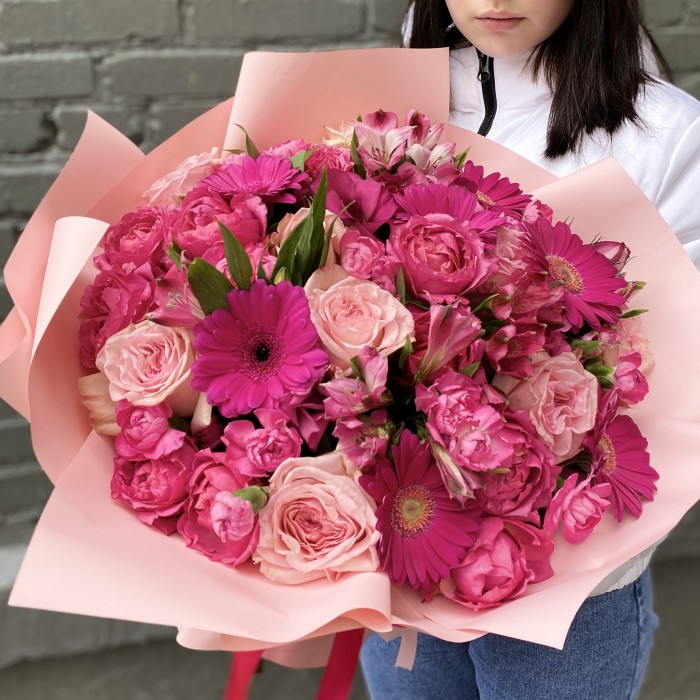 Яркий букет из розовых цветов