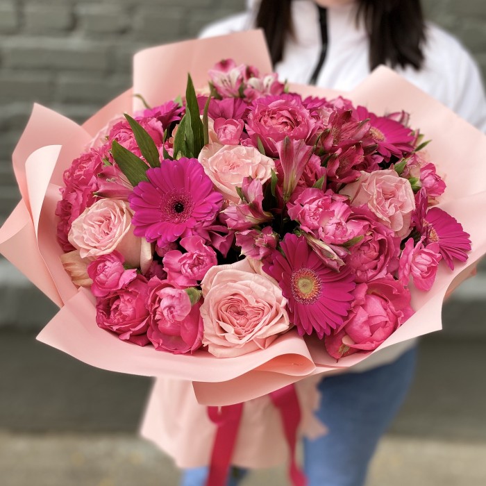Яркий букет из розовых цветов